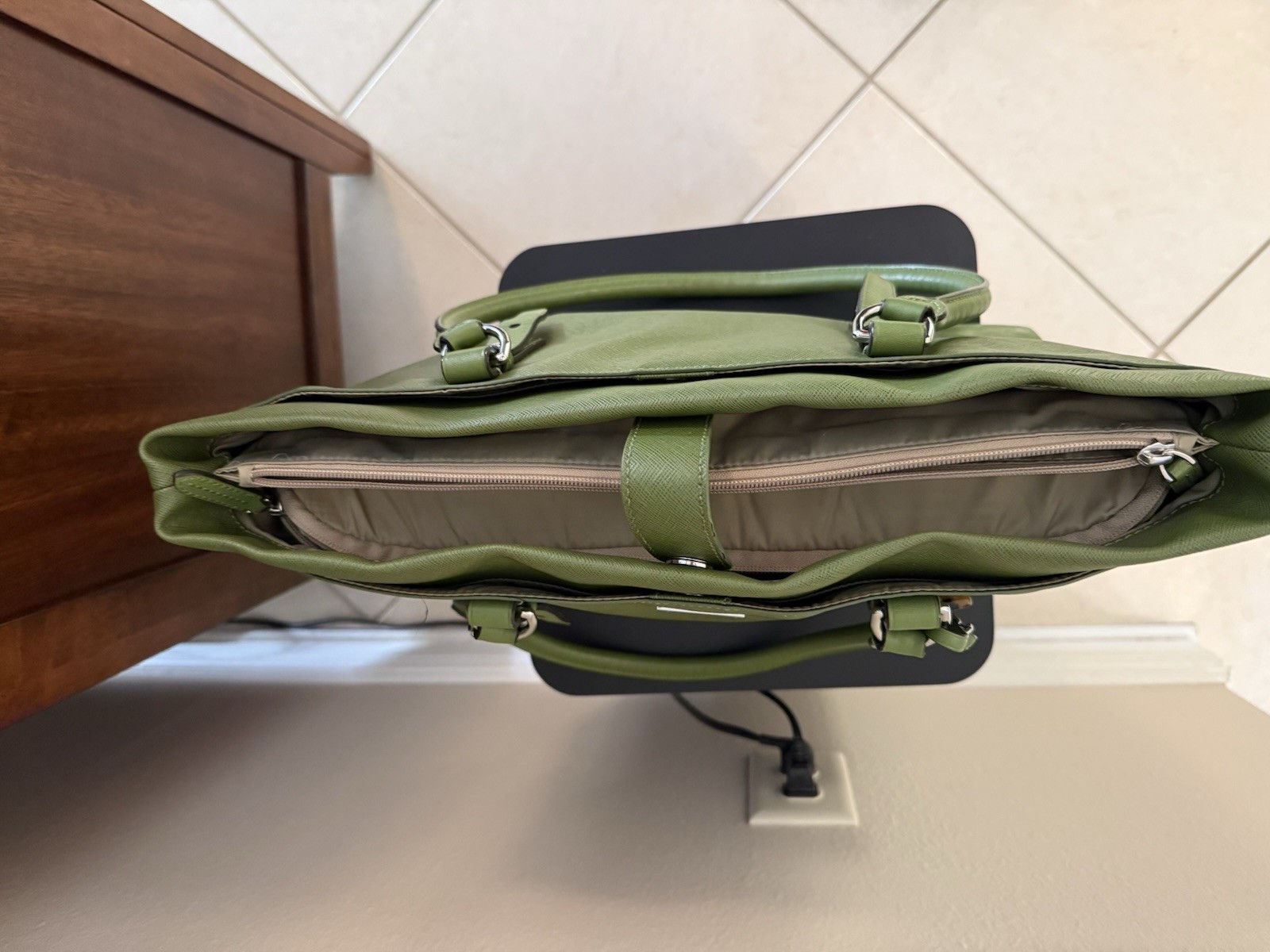 Tumi Green Large Tote Bag Zip Top Lined Inner Pockets w/ Luggage Tag