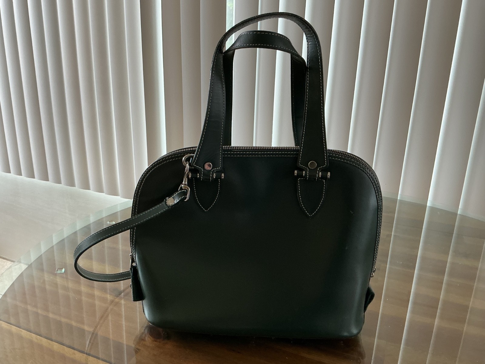 Beautiful green Dooney & Bourke bag. Has a regular handle and also cross body.