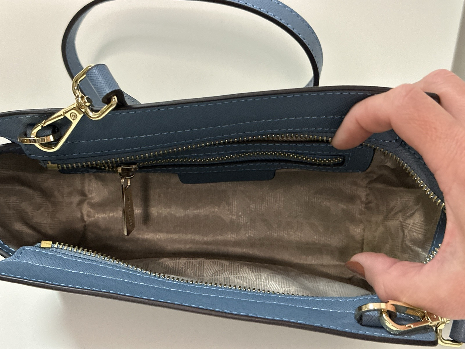Michael Kors, Selma Medium Saffiano Leather Crossbody Bag – Stylish & Timeless,