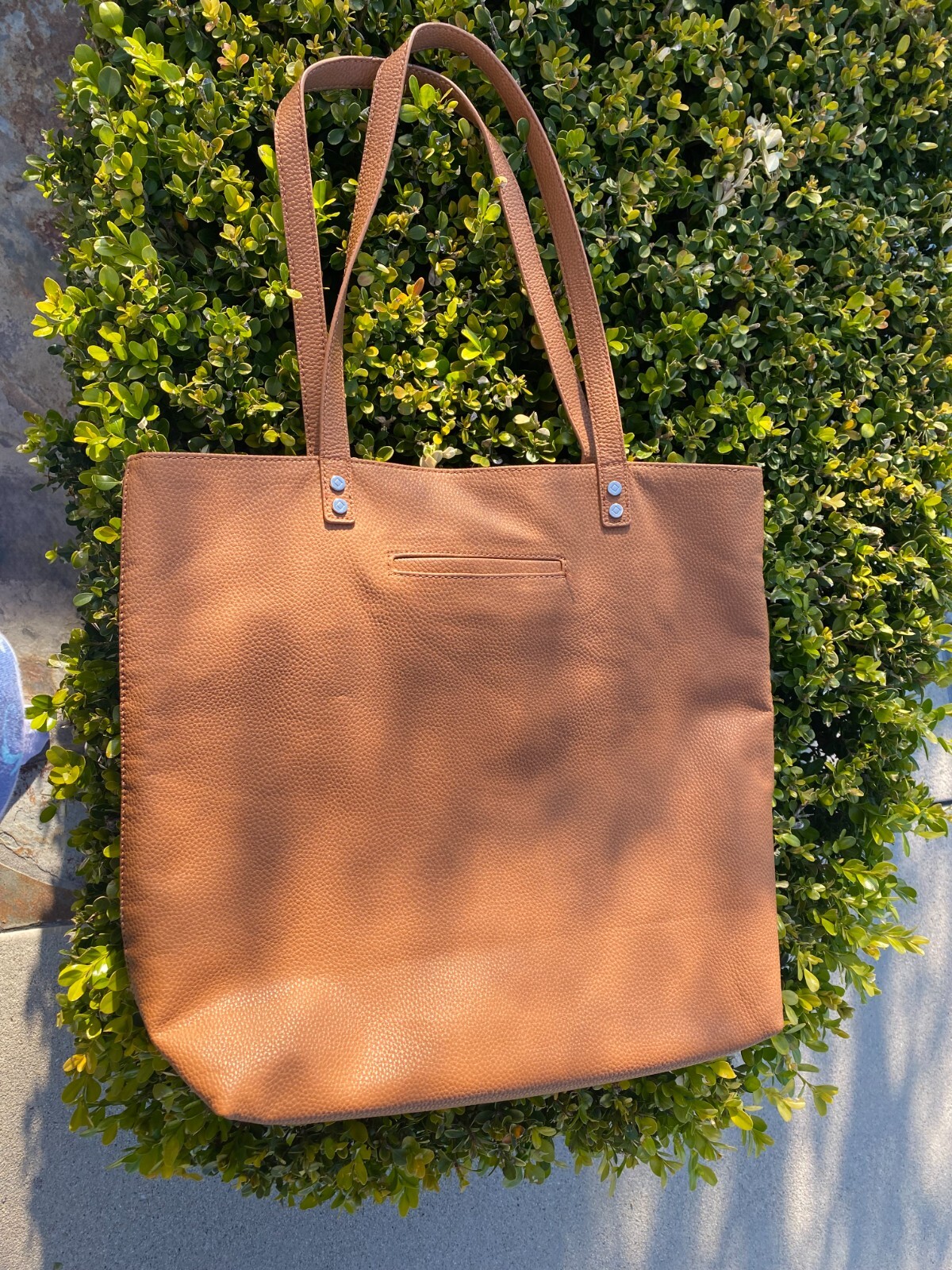 THIRTY ONE AROUND TOWN TOTE CARAMEL PEBBLE FAUX LEATHER PLATINUM INITIAL “P”