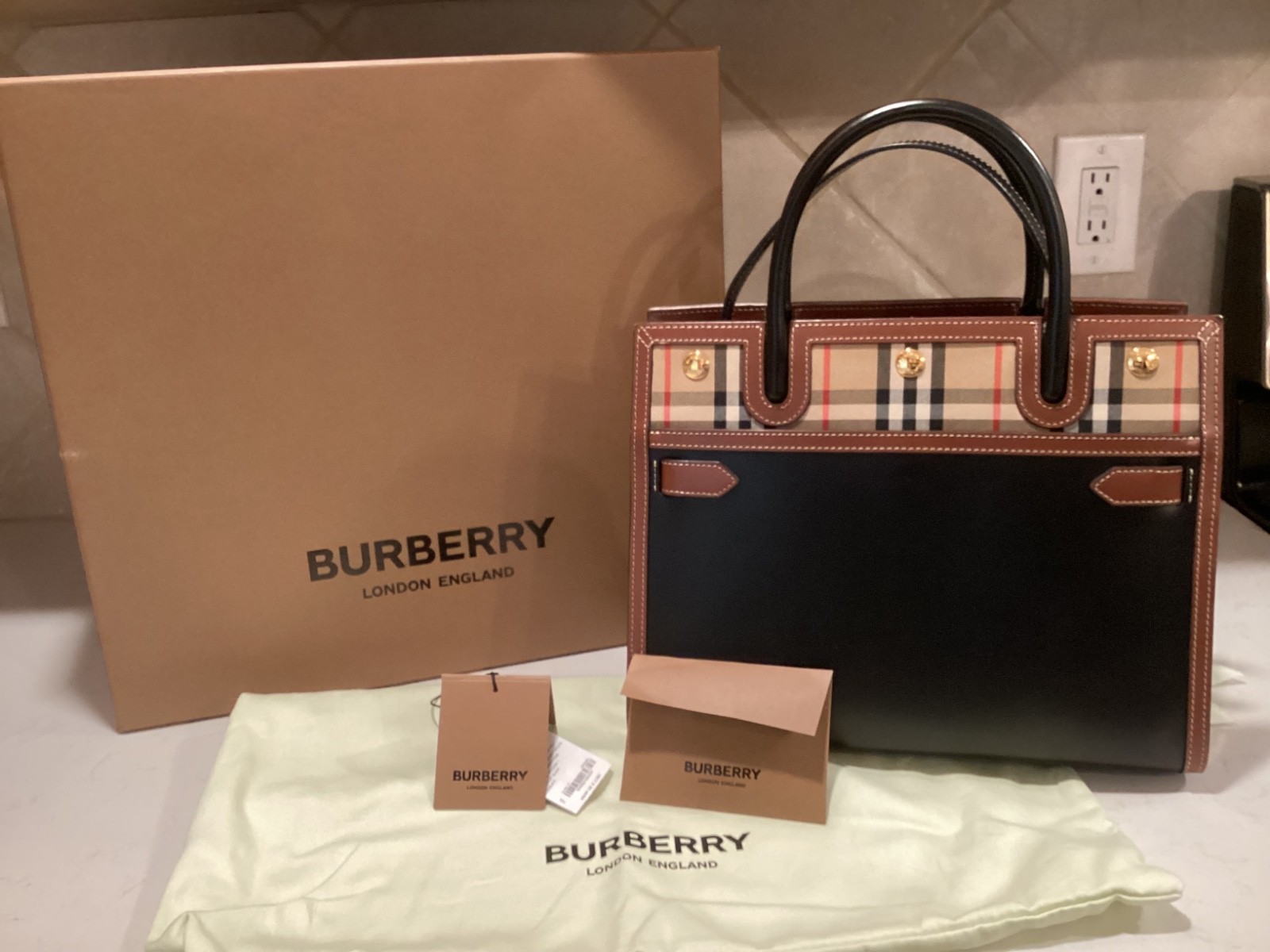 Beautiful and classy Burberry handbag with vintage check