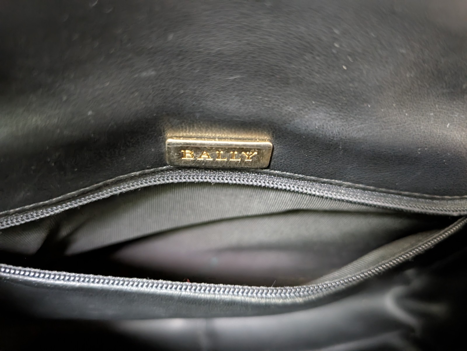 Bally – Vintage – Black Quilted Leather Chain Crossbody Bag – Y2K, Classic
