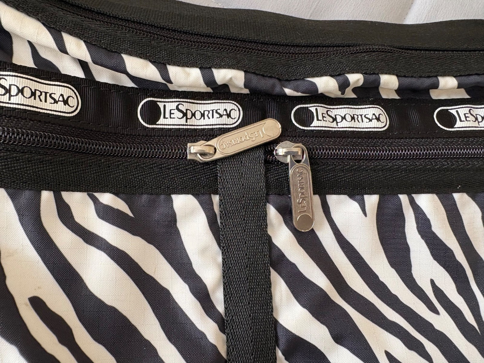 NWOT LeSportsac Deluxe Everyday Crossbody Shoulder Bag Zebra Pattern Double Zip