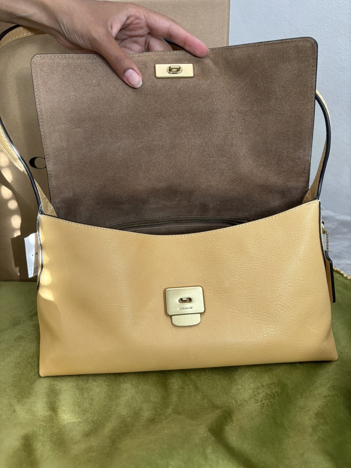 Coach Chelsea 30 grain Leather Brass/Vanilla