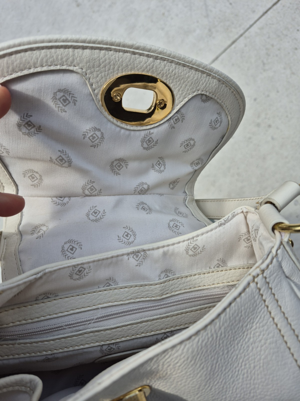 white pebbled leather Chaps Ralph Lauren saddle bag Vintage 90s Y2k