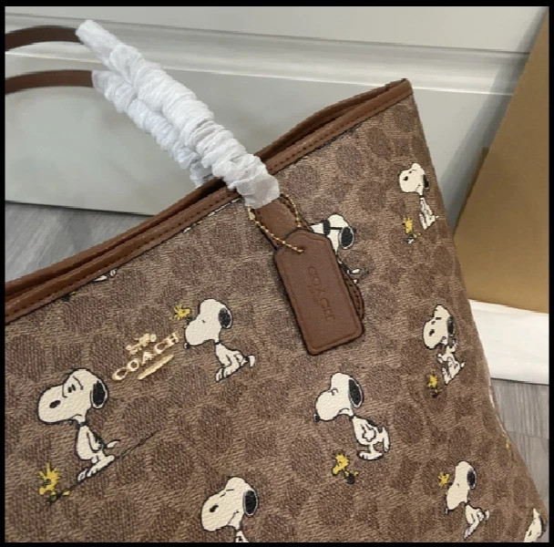 COACH CBJ89 City Tote Bag PEANUTS Snoopy Signature Coated Canvas Outlet New SMM