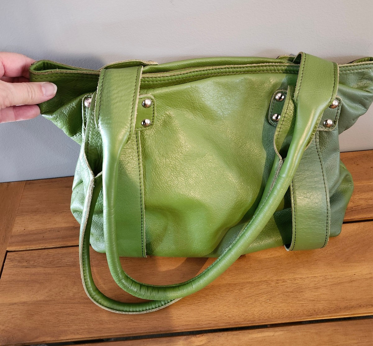 Innue Leather Shoulder Handbag Light Green In Excellent Condition 11 X 15″