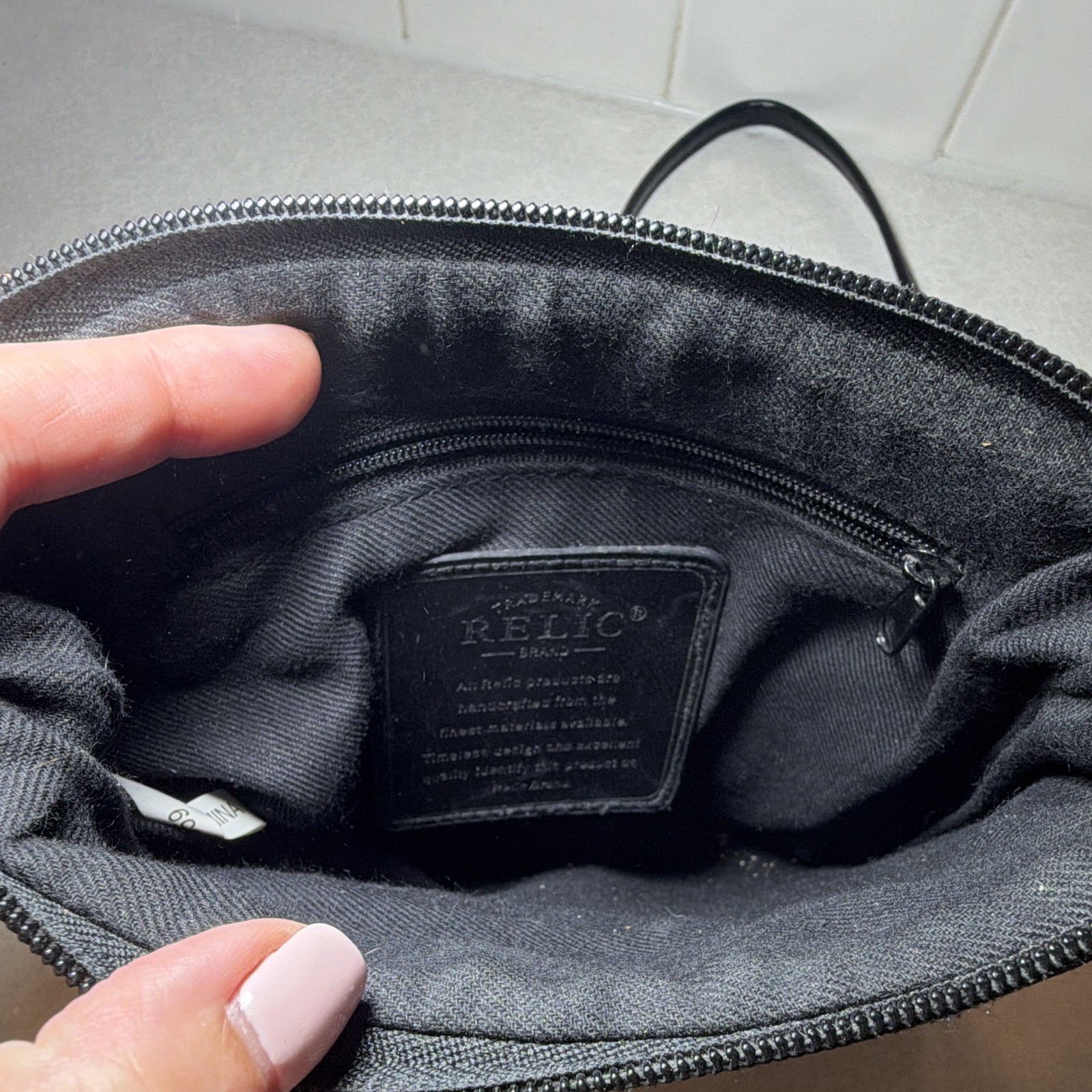 Relic Black Pebbled Crossbody Bag Zip Top Detachable Strap Front Zip Pocket