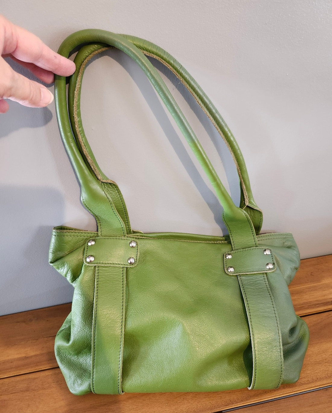 Innue Leather Shoulder Handbag Light Green In Excellent Condition 11 X 15″