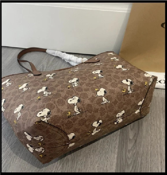 COACH CBJ89 City Tote Bag PEANUTS Snoopy Signature Coated Canvas Outlet New SMM