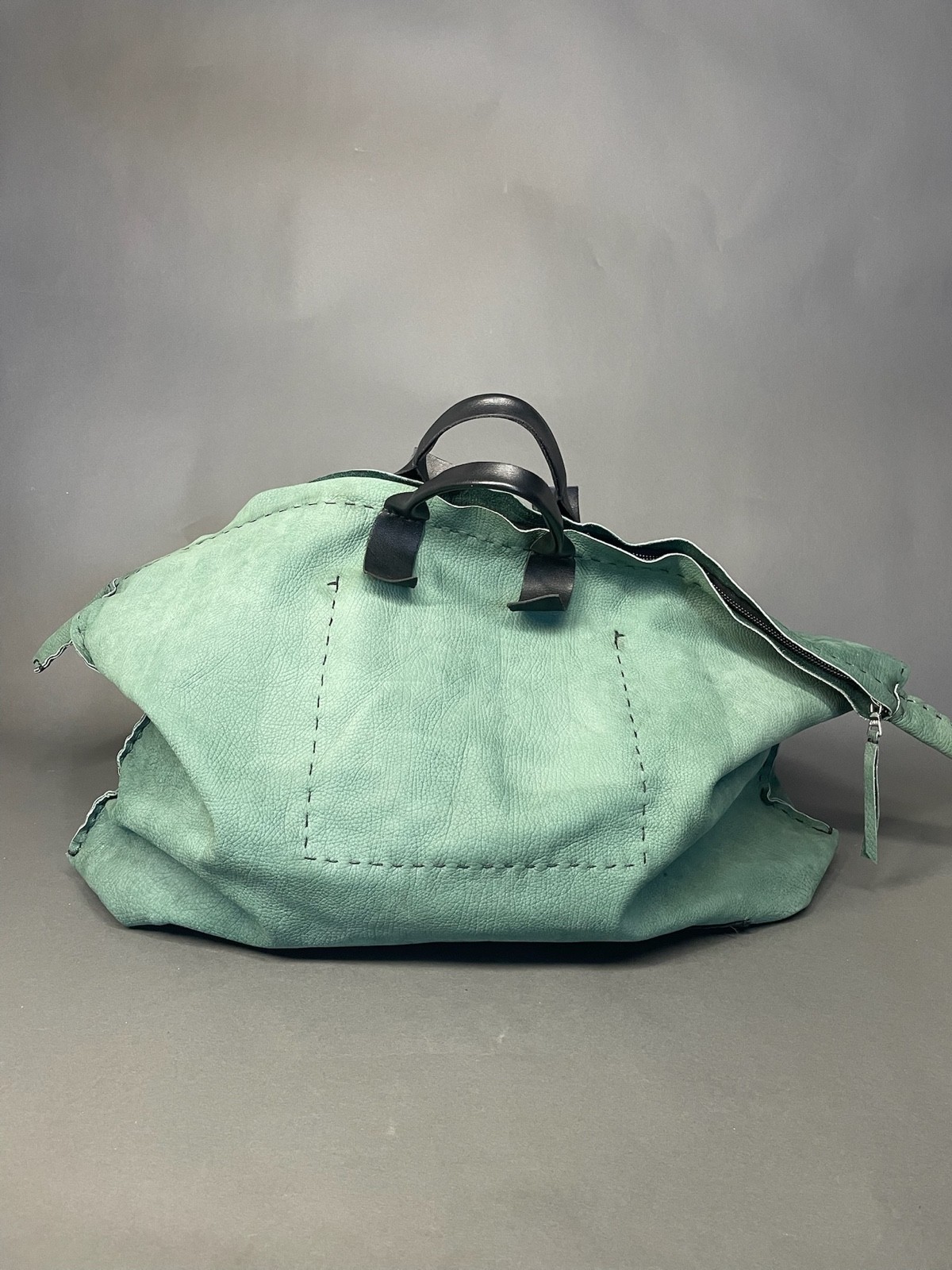 Weekender large leather bag 28×19. Bag will make you stand out.