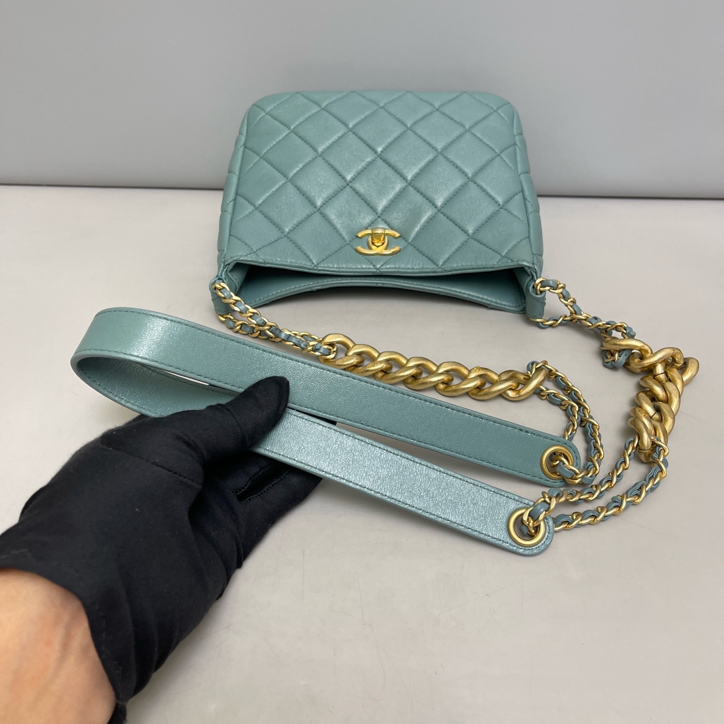 Chanel Quilted Hobo Dusty Blue Calfskin (kc071426a3r)