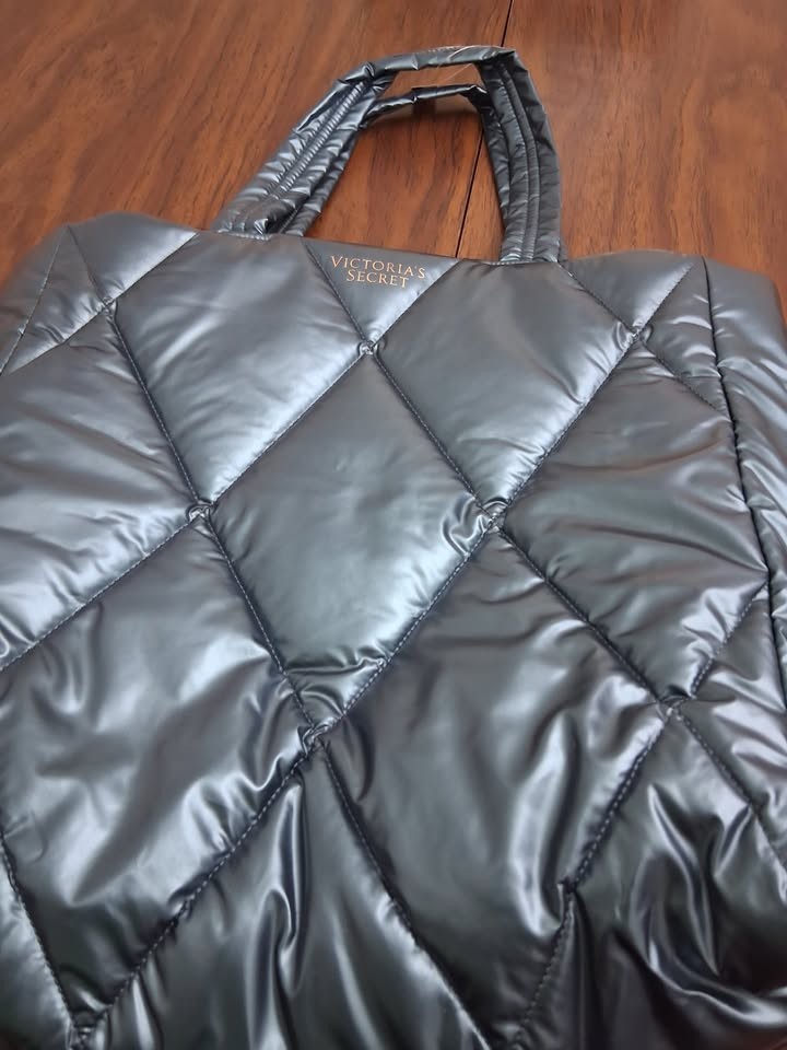 VICTORIA’S SECRET Tote Bag 2022 Holiday Large Quilted Puffer Green Teal Metallic