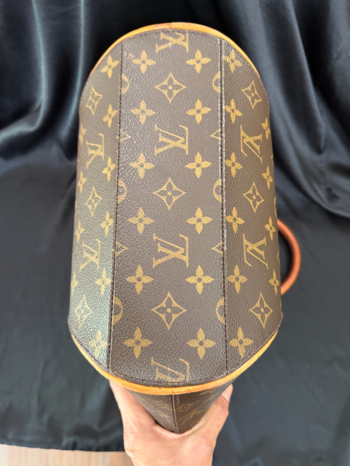 Authentic Louis Vuitton Ellipse MM Monogram Handbag Made in France Vintage 2004