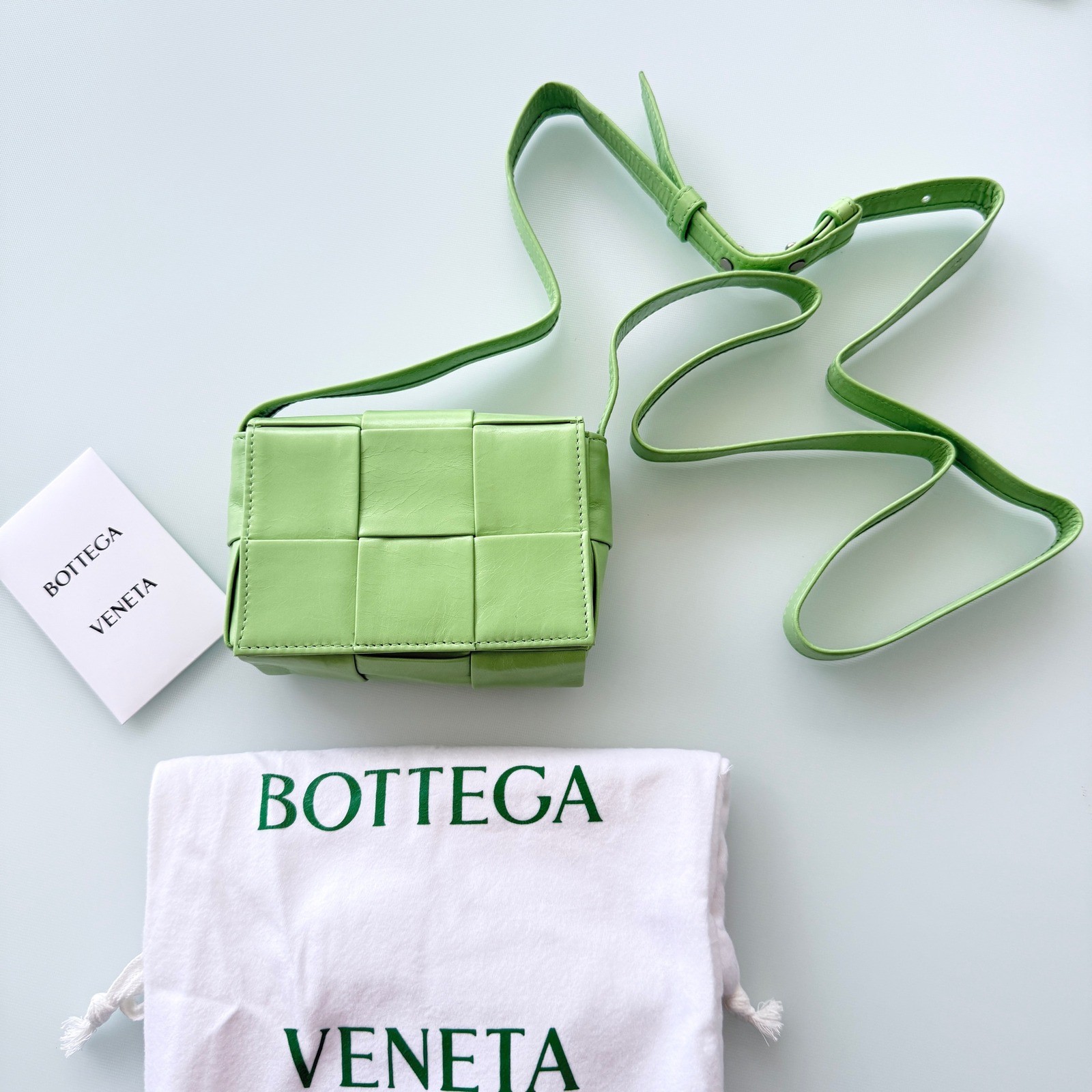 Bottega Veneta Cassette Wallet on Strap Green Maxi Intrecciato Leather 667048