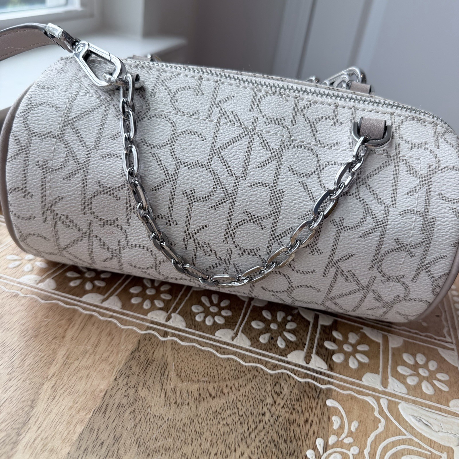 Calvin Klein Zip Chain Crossbody One Size, Vanilla