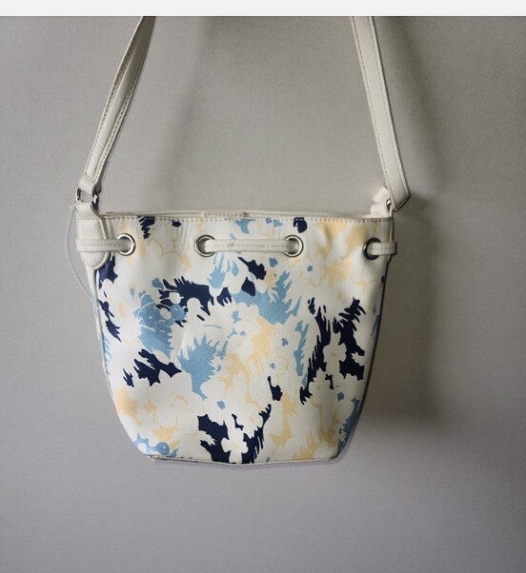 Chaps White Blue Beige Floral Crossbody Bag Zip Closure Detachable Strap Pockets
