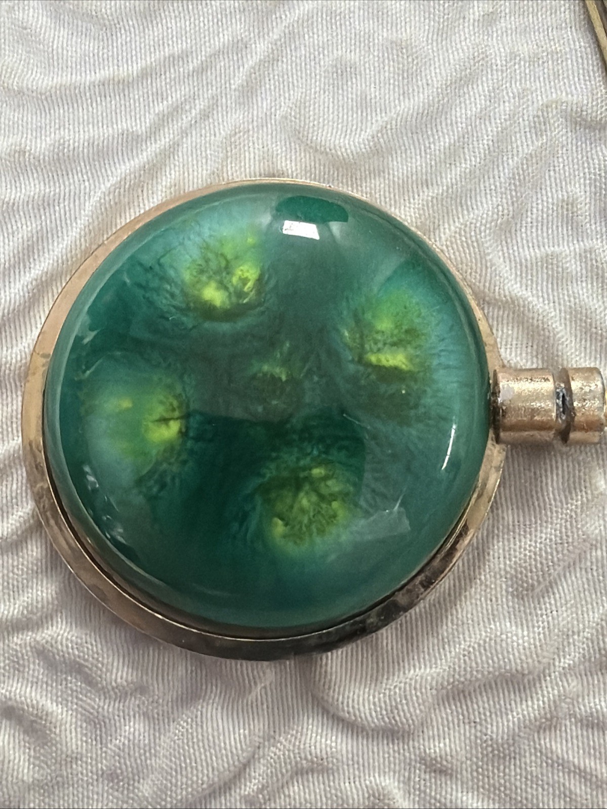 VINTAGE JAPAN ENAMEL DESIGN GREEN SWIVEL PURSE HOOK HANDBAG HOLDER CADDY