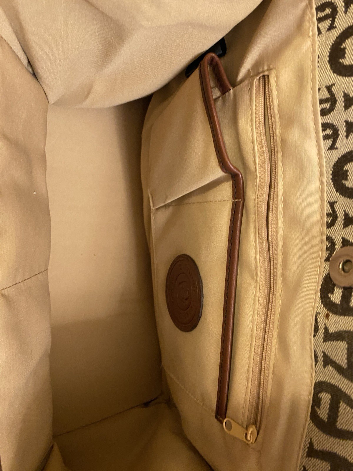 The label says Aigner Tote Bag With Key Ring Gift Set