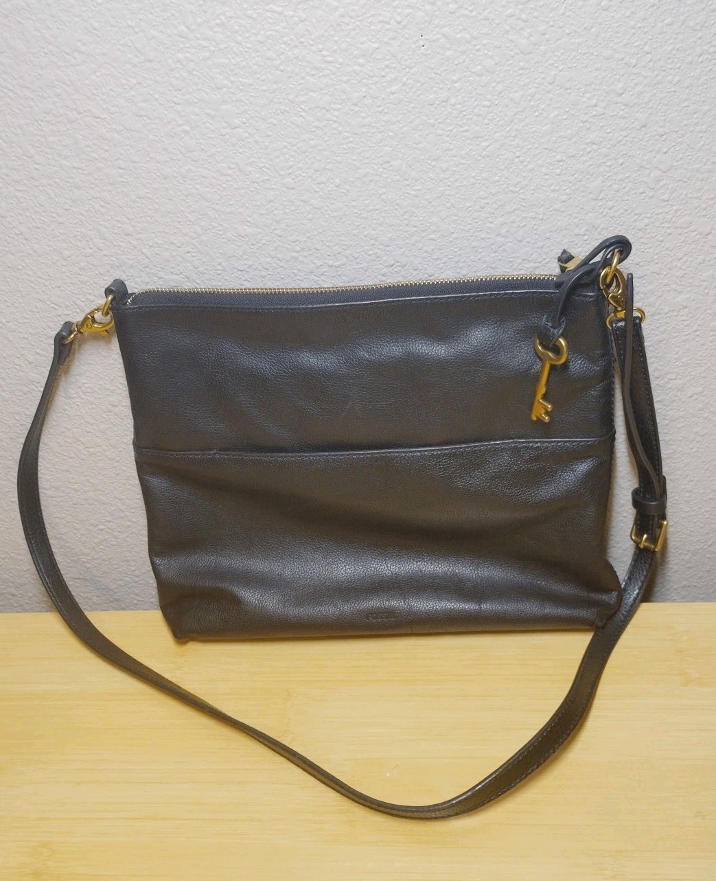 Fossil Fiona Crossbody Leathe Purse Pockets With Key Charm Very Good Condition