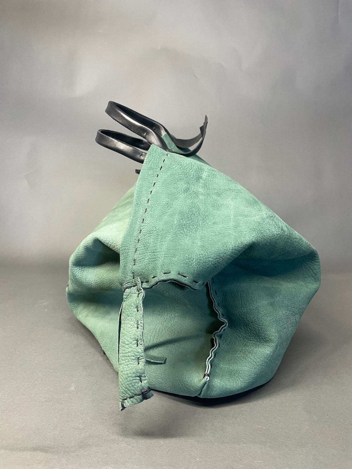 Weekender large leather bag 28×19. Bag will make you stand out.