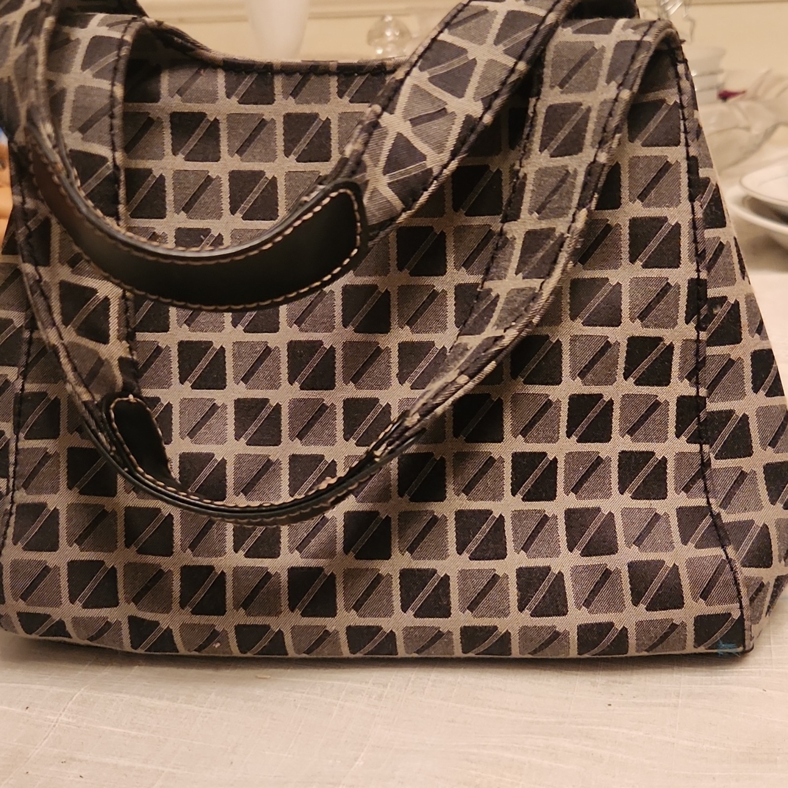 Nine & Company Gray/Black Geometric Shoulder Bag Snap Closure Lined Pockets