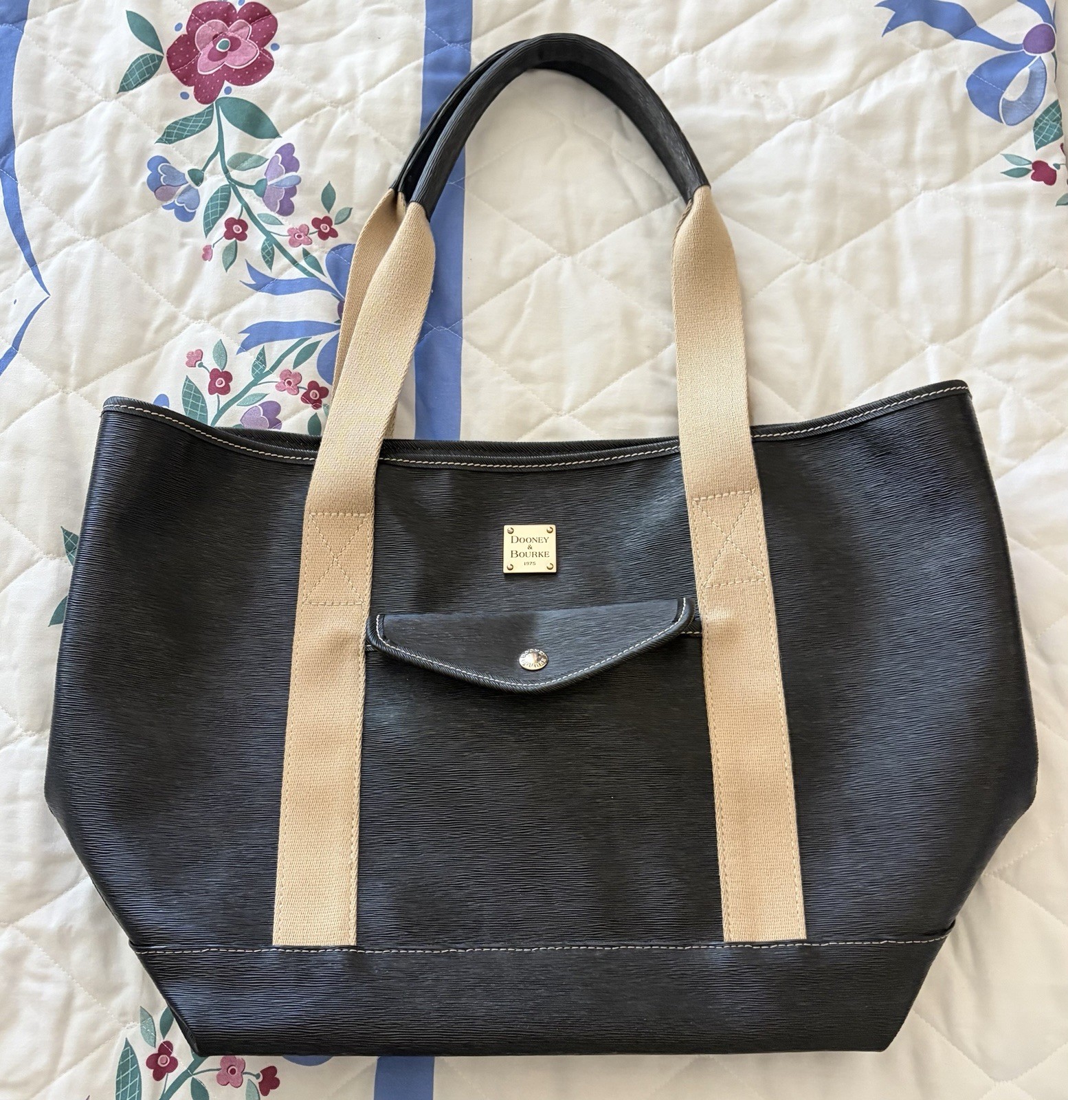 Dooney & Bourke Black Beige Tote with Logo Plaque Contrast Stitching Key Holder