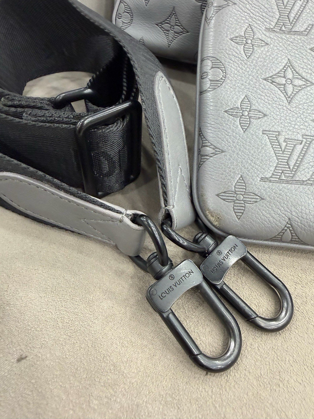 Louis Vuitton classic gray full print old flower three-in-one size 25*18