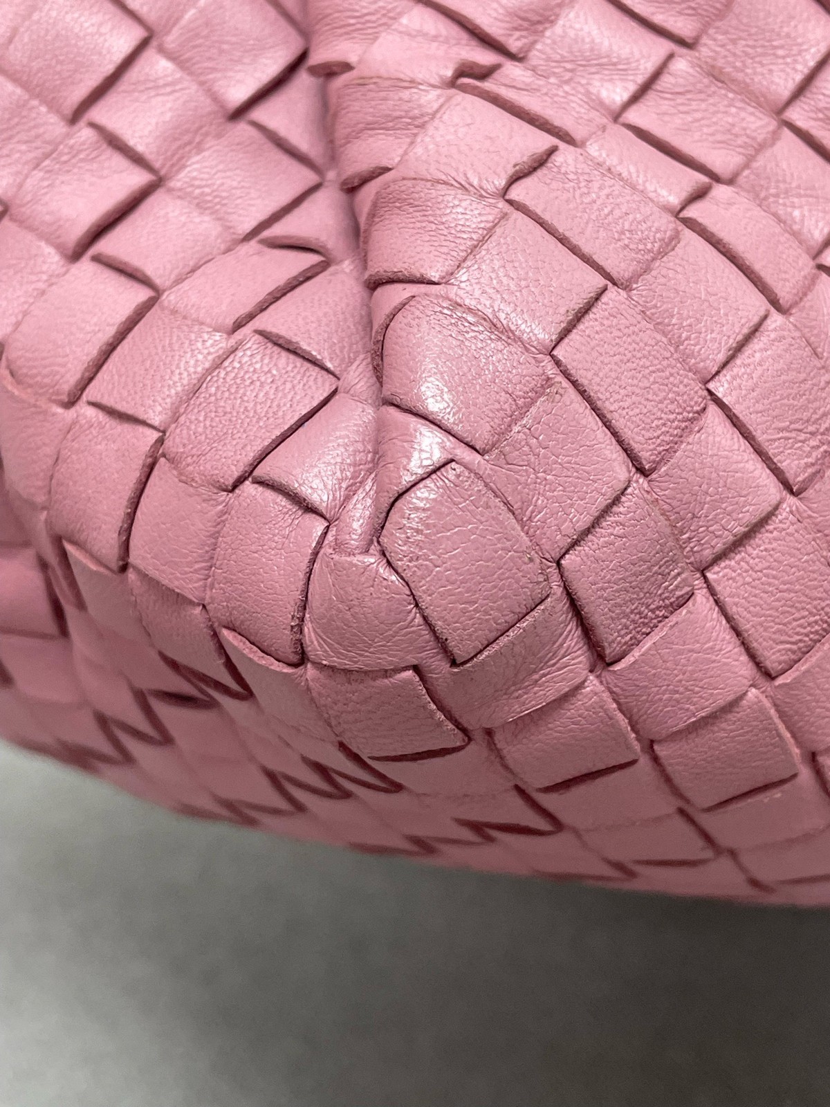 Bottega Veneta Medium Intrecciato Hobo Bag Shoulder Bag Dusty Pink Nappa Leather