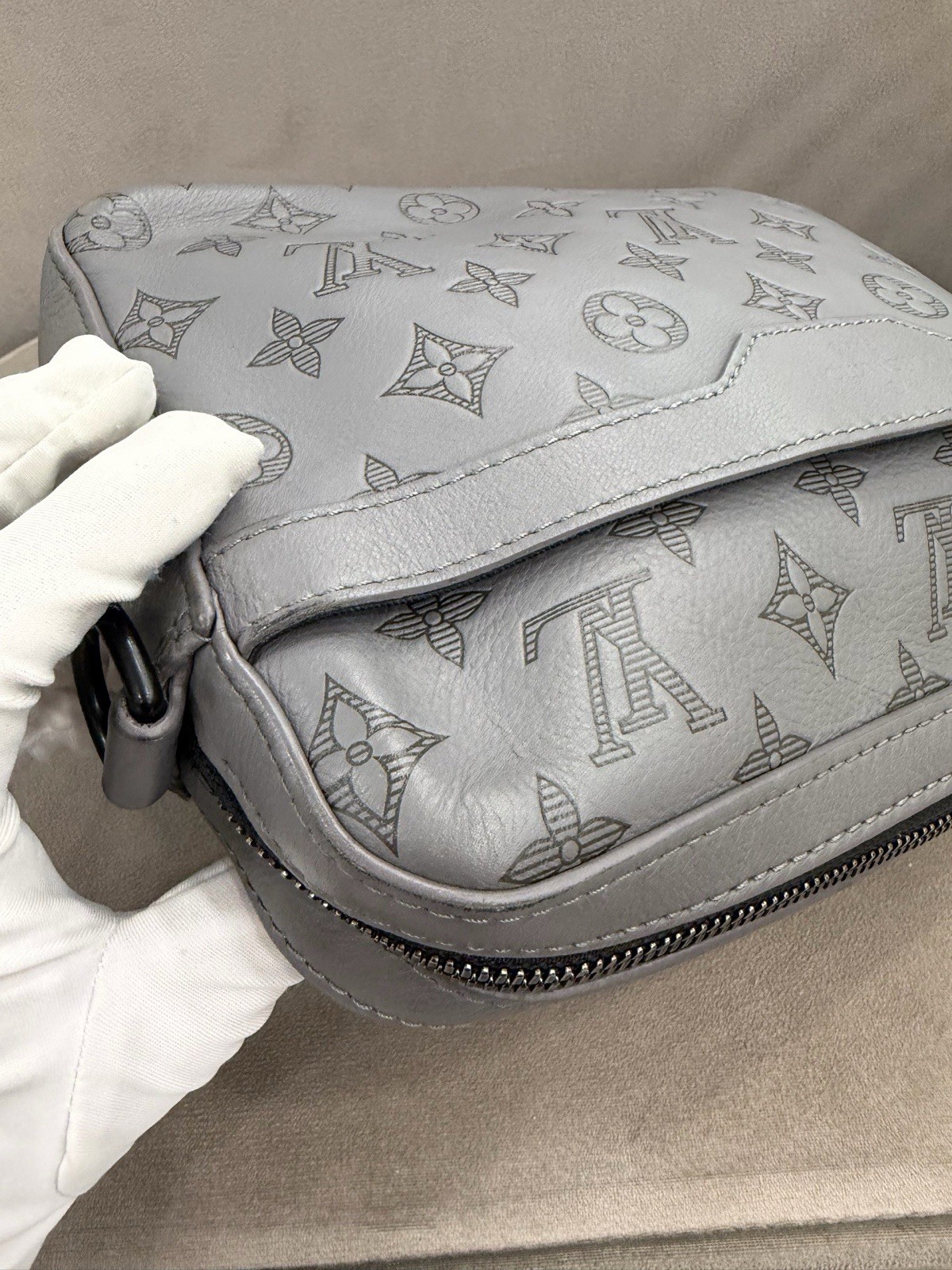 Louis Vuitton classic gray full print old flower three-in-one size 25*18