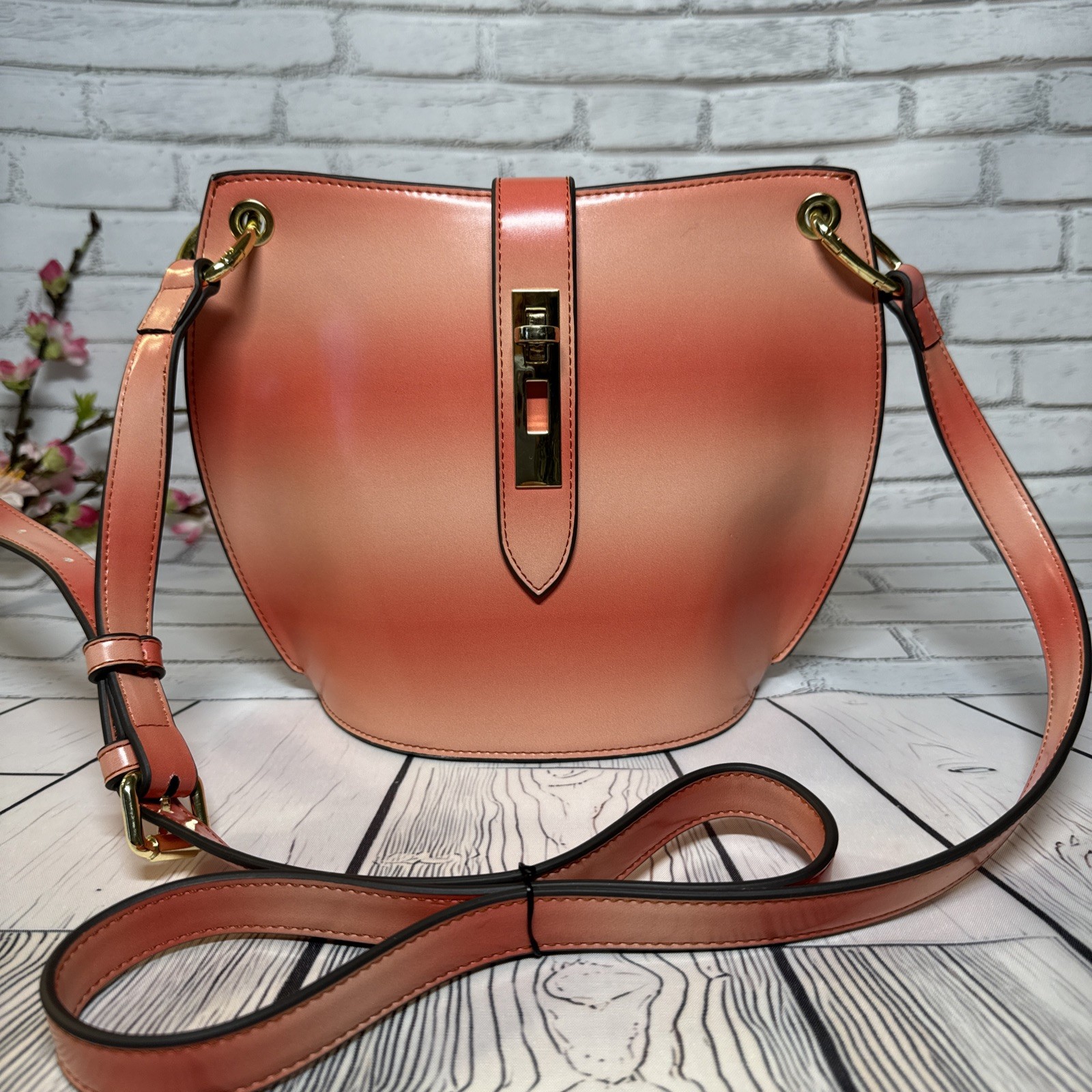 Beautiful bright stylish handbag color orange Unknown brand 7.5″H * 9″W