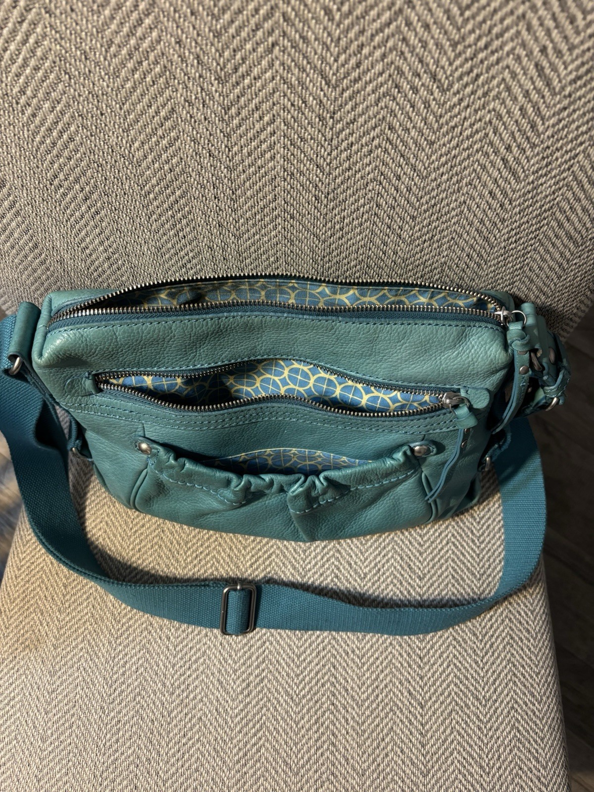 Teal Pebbled Crossbody Bag Medium Zip Closure Adjustable Strap Inner Pockets12x9