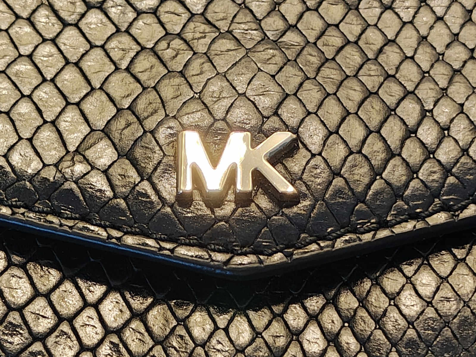 MICHAEL KORS Black Crossbody Camera Bag 7.5″ x 4.5″ 3.5″ in Excellent condition!