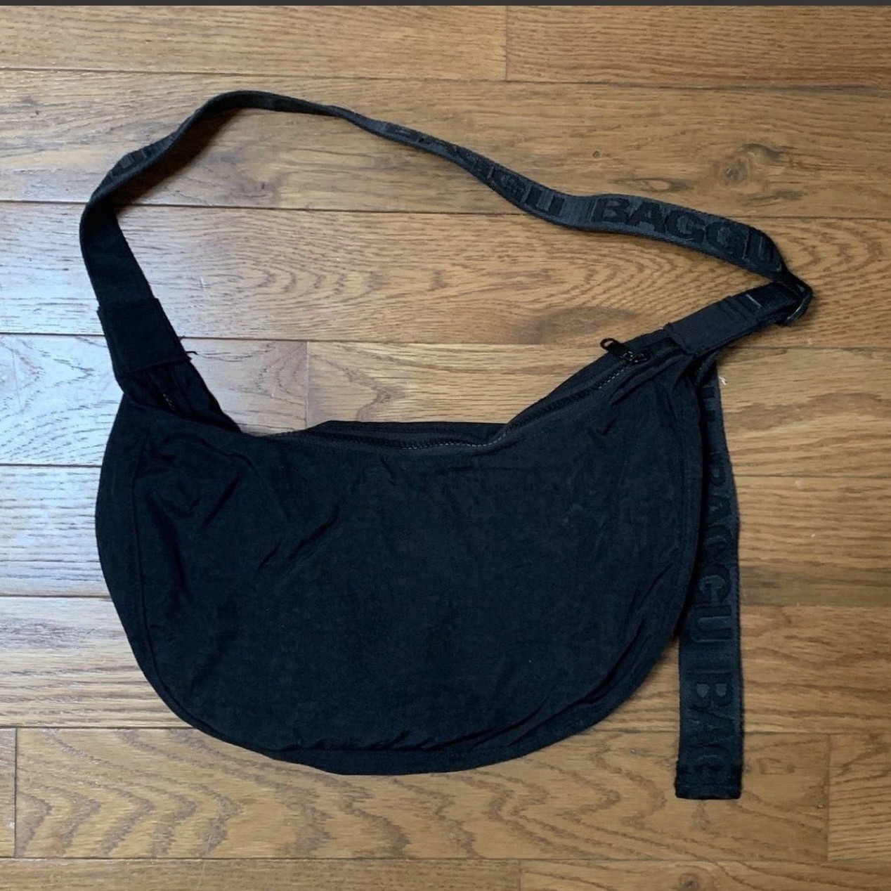 BAGGU Black Crescent Shoulder Bag Medium Adjustable Logo Strap Zip Lined Pockets
