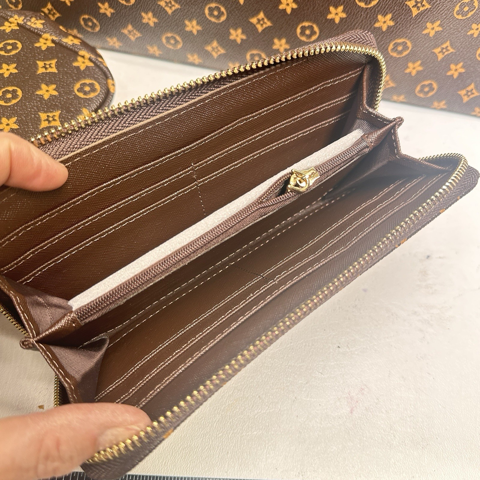 5-in-1 Designer Tote Handbag Brown Gold Medallion Wallet Makeup Pouch Cards